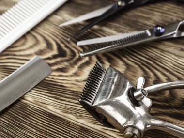 ahşap arka planda berber araçları