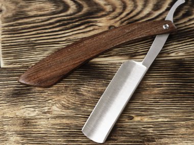 ahşap arka planda berber araçları