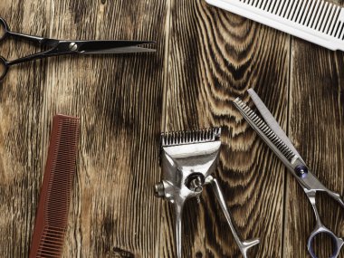 ahşap arka planda berber araçları