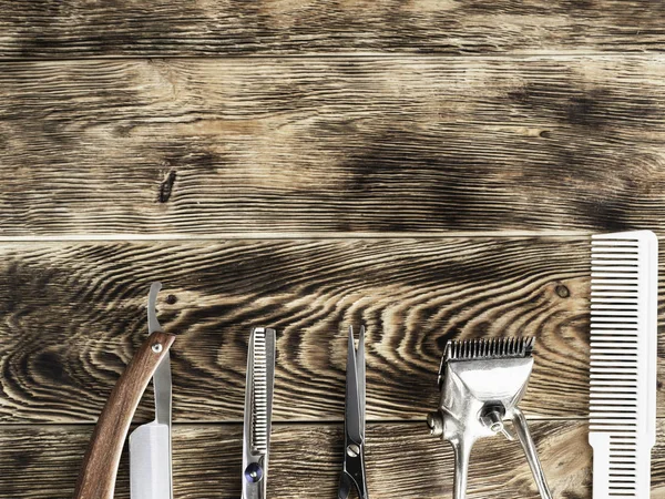 木制底座上的理发工具 — 图库照片