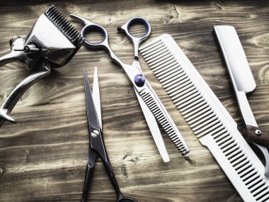 ahşap arka plan üzerinde eski paslı berber dükkanı araçları