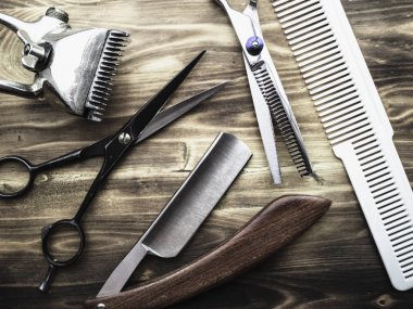 ahşap arka plan üzerinde eski paslı berber dükkanı araçları