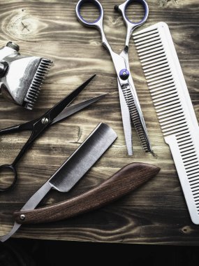 ahşap arka plan üzerinde eski paslı ve yeni berber dükkanı araçları