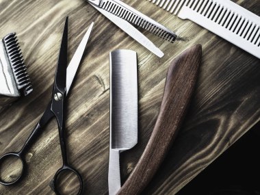 ahşap arka plan üzerinde eski paslı berber dükkanı araçları