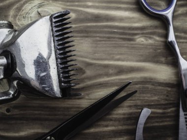 ahşap arka plan üzerinde eski paslı berber dükkanı araçları