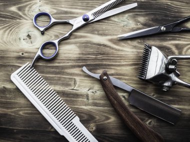 ahşap arka plan üzerinde eski paslı berber dükkanı araçları