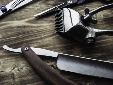 ahşap arka plan üzerinde eski paslı berber dükkanı araçları