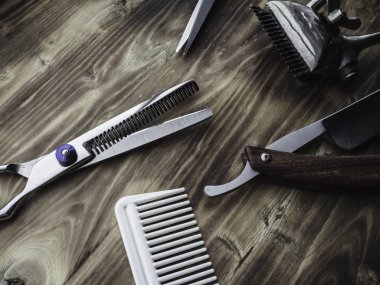 ahşap arka plan üzerinde eski paslı berber dükkanı araçları