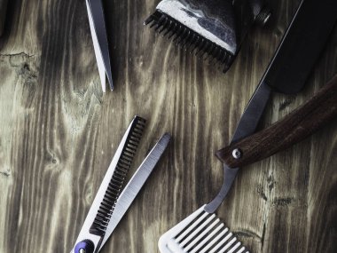 ahşap arka plan üzerinde eski paslı berber dükkanı araçları