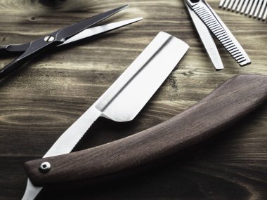 ahşap arka plan üzerinde eski paslı berber dükkanı araçları