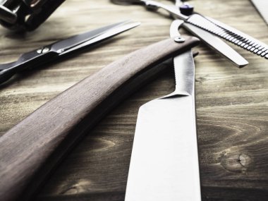 ahşap arka plan üzerinde eski paslı berber dükkanı araçları