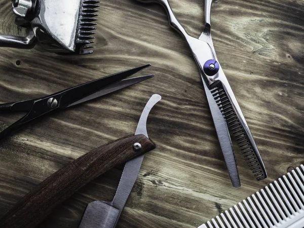 Старые ржавые инструменты парикмахерской на деревянном фоне — стоковое фото