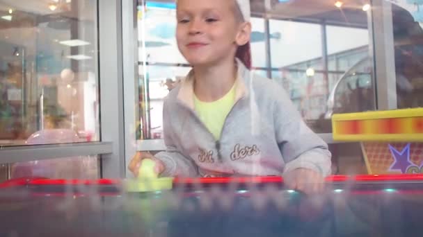 Kleiner Junge spielt Airhockey mit Emotionen Zeitlupe — Stockvideo