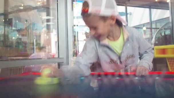 Kleine jongen spelen Air Hockey met emoties Slow Motion — Stockvideo