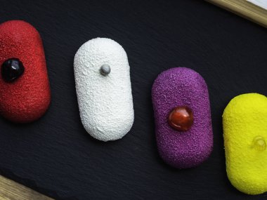 Arduvaz ve ahşap arka planda renkli tatlı pasta tatlı Mini kek seçimi