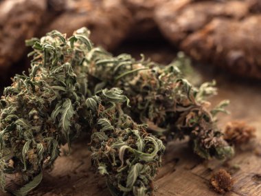 Ahşap tahta üzerinde dokulu çikolata kenevir yulaf ezmesi çerezleri