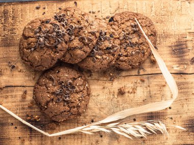 ahşap bir tahta üzerinde çikolata serpin ile yulaf ezmesi çerezleri