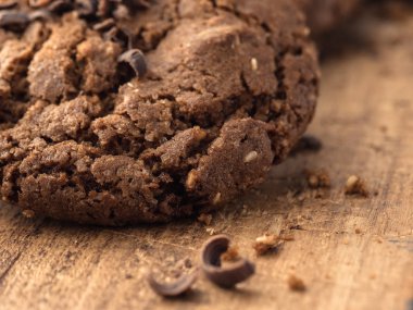 ahşap bir tahta üzerinde çikolata serpin ile yulaf ezmesi çerezleri