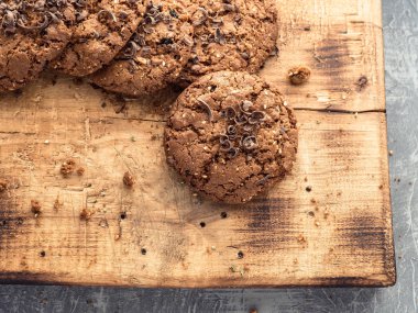 ahşap bir tahta üzerinde çikolata serpin ile yulaf ezmesi çerezleri