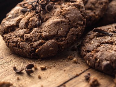 ahşap bir tahta üzerinde çikolata serpin ile yulaf ezmesi çerezleri