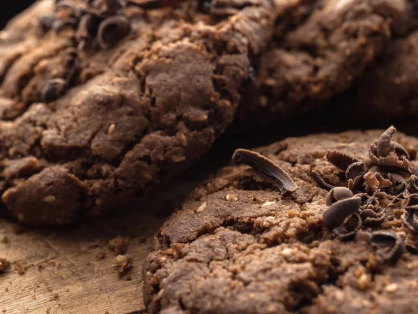 Galletas de avena con chocolate espolvorear sobre una tabla de madera — Foto de Stock