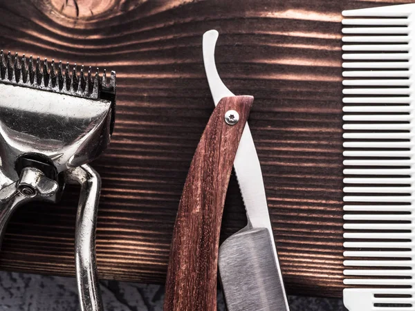 Ferramentas de barbeiro. cortador vintage navalha reta. escova de cabelo . — Fotografia de Stock