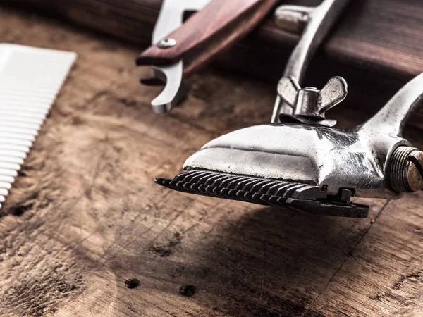 berber aletleri. Vintage Clipper düz jilet. Saç fırçası.