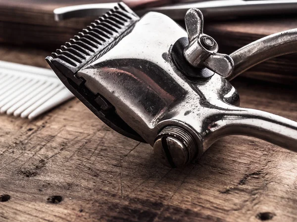 Herramientas de barbero. cortadora vintage máquina de afeitar recta. cepillo de pelo . — Foto de Stock