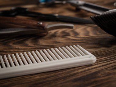 ahşap masa üzerinde berber dükkanlar araçları.