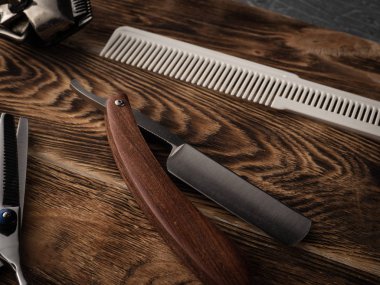 ahşap masa üzerinde berber dükkanlar araçları.