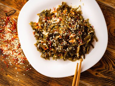 Susamlı yosun salatası beyaz bir tabakta