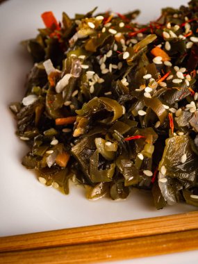 Susamlı yosun salatası beyaz bir tabakta