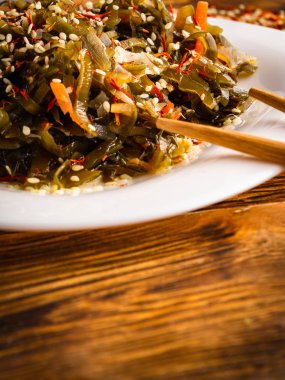 Susamlı yosun salatası beyaz bir tabakta