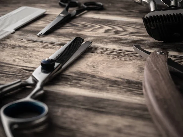 Парикмахерские инструменты на деревянном столе. Изображение в картинках — стоковое фото