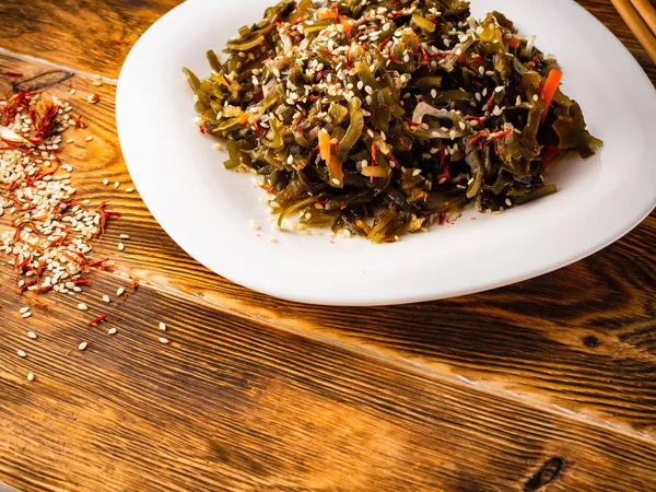 Algensalat mit Sesam auf weißem Teller — Stockfoto