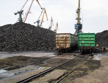 büyük liman vinçleri kullanarak yük trenleri içine limanda kömür boşaltma yükleme
