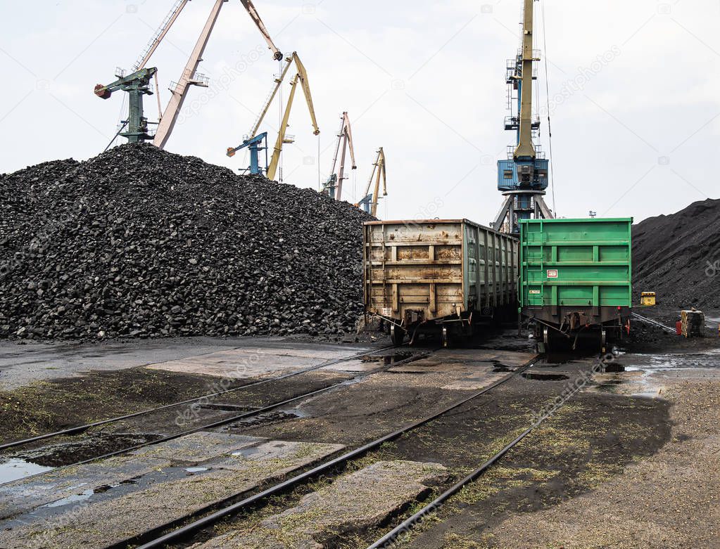 loading unloading of coal in the port into freight trains using large port cranes