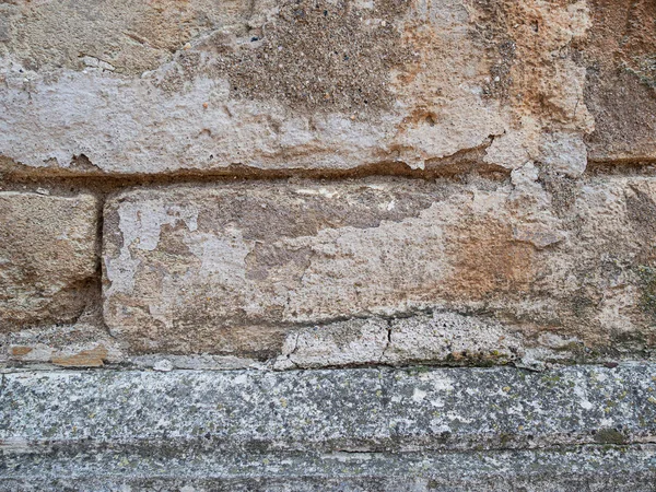Παλιό βρώμικο τοίχος από τούβλα. Υφή φόντου. Γρατζουνιές και εξογκώματα — Φωτογραφία Αρχείου