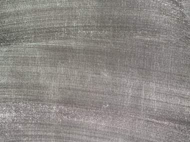 Ufuk pudrası eşit olarak koyu arkaplana dağılmış.