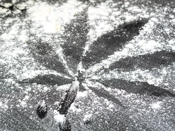 Ίχνος στο αλεύρι από ένα φύλλο μαριχουάνας — Φωτογραφία Αρχείου