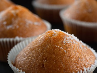 Lezzetli kekler, doldurulmuş kekler. koyu arkaplan