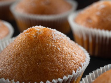 Lezzetli kekler, doldurulmuş kekler. koyu arkaplan