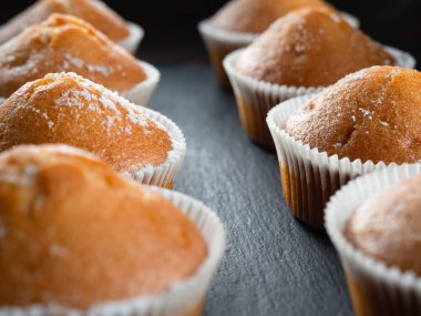 Lezzetli kekler, doldurulmuş kekler. koyu arkaplan