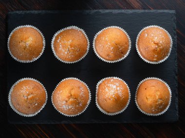 Lezzetli kekler, doldurulmuş kekler. koyu arkaplan