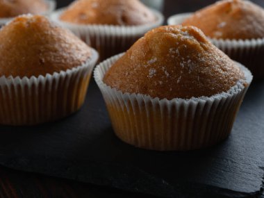 Lezzetli kekler, doldurulmuş kekler. koyu arkaplan