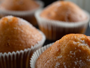 Lezzetli kekler, doldurulmuş kekler. koyu arkaplan