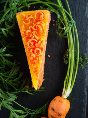 Tahtada bir parça havuçlu kek var..