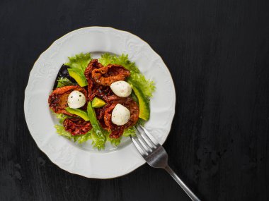 Kurutulmuş domateslerden yapılmış salata, pe-tsai, avokado ve mozzarella peyniri..