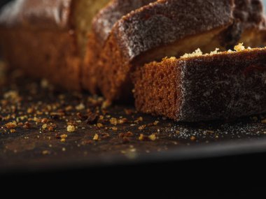 Beyaz bir serpinti ile parçalanmış dikdörtgen ekmek paslı bir protinindir..