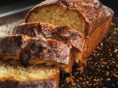 Beyaz bir serpinti ile parçalanmış dikdörtgen ekmek paslı bir protinindir..